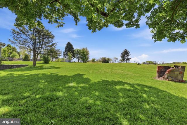 2152 CLOVERLEAF RD, Mount Joy, PA 17552