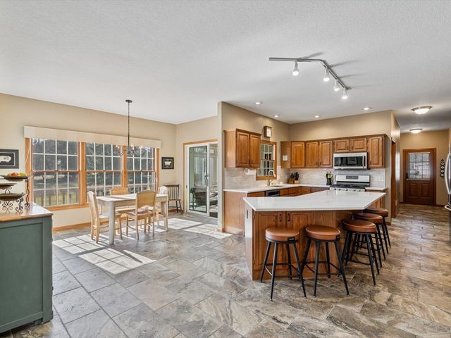 5355 Heather Glen Circle, Bettendorf, IA 52722