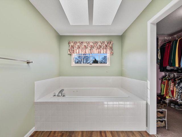 5355 Heather Glen Circle, Bettendorf, IA 52722