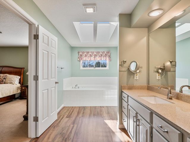 5355 Heather Glen Circle, Bettendorf, IA 52722