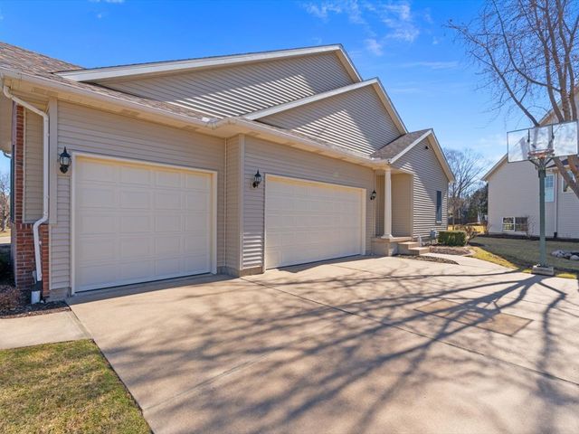 5355 Heather Glen Circle, Bettendorf, IA 52722