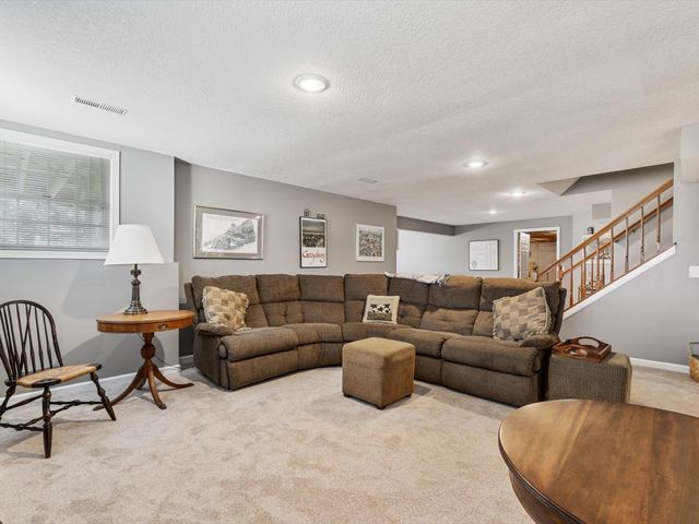 5355 Heather Glen Circle, Bettendorf, IA 52722