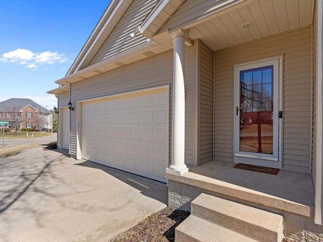5355 Heather Glen Circle, Bettendorf, IA 52722
