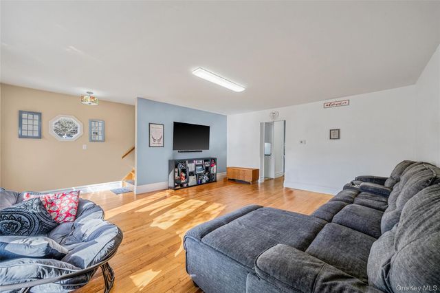 267 Dogwood Road W, Mastic Beach, NY 11951