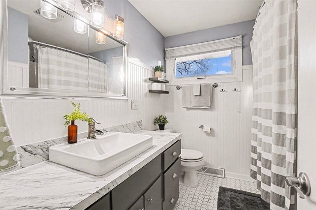 221 S Park Street, Zeeland, MI 49464