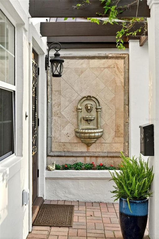 Image 8 of property listing at 1231 POINSETTIA AVENUE, Orlando, FL 32804