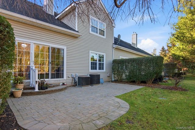 67 Paddington Circle, Smithtown, NY 11787