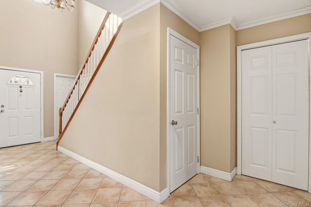 67 Paddington Circle, Smithtown, NY 11787