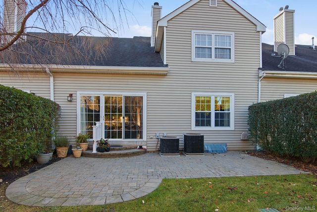 67 Paddington Circle, Smithtown, NY 11787