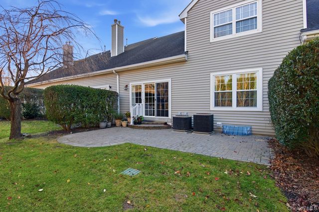 67 Paddington Circle, Smithtown, NY 11787