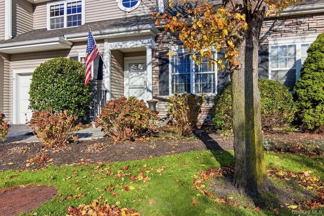 67 Paddington Circle, Smithtown, NY 11787