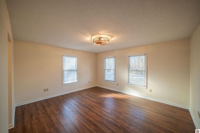 925 Wayside Dr, Paducah, KY 42003