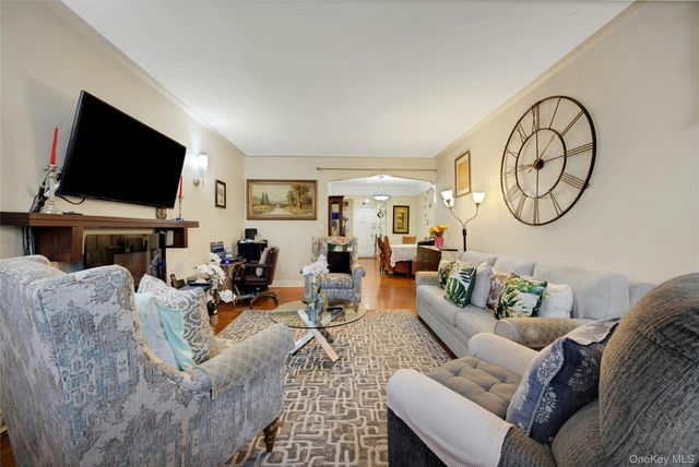 2166 Bronx Park E 1F, Bronx, NY 10462