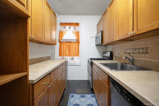 2166 Bronx Park E 1F, Bronx, NY 10462