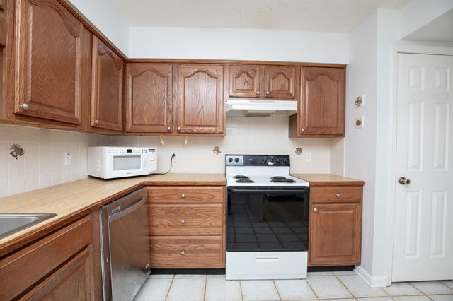 557 Peach Valley Rd, Gallatin, TN 37066