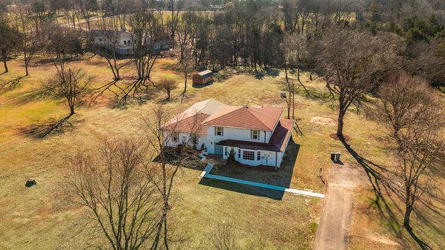 557 Peach Valley Rd, Gallatin, TN 37066