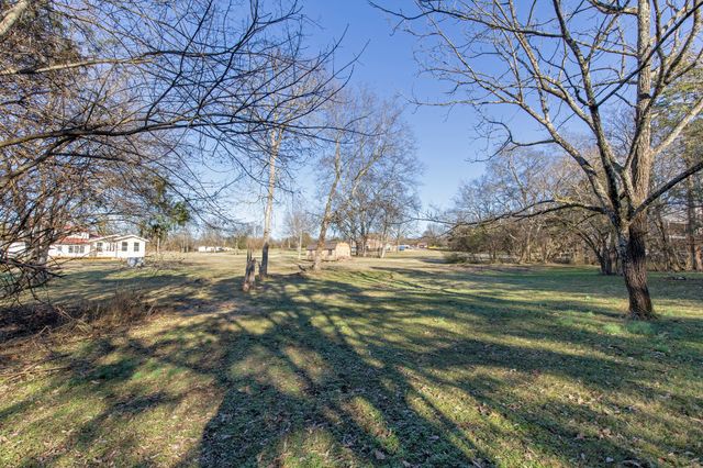557 Peach Valley Rd, Gallatin, TN 37066