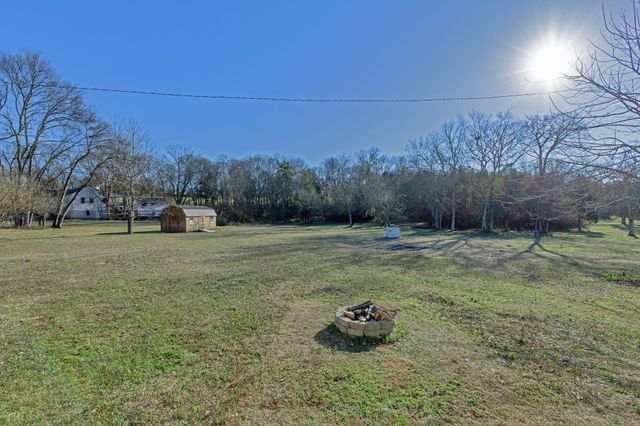 557 Peach Valley Rd, Gallatin, TN 37066