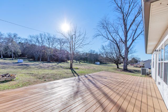 557 Peach Valley Rd, Gallatin, TN 37066