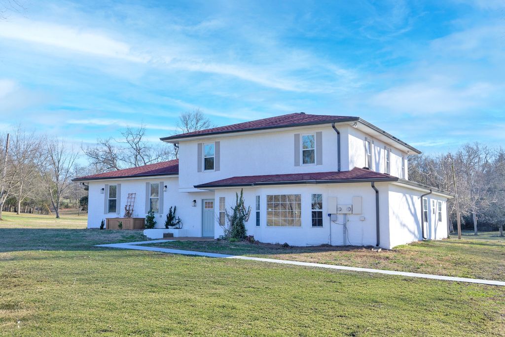 557 Peach Valley Rd, Gallatin, TN 37066