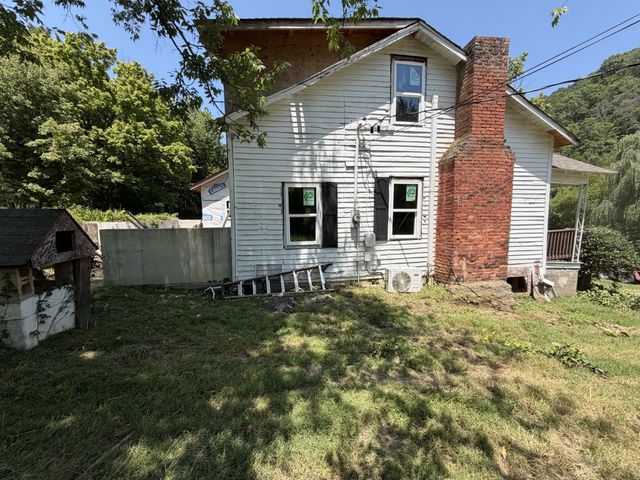 303 Little Creek Rd, Pleasant Shade, TN 37145