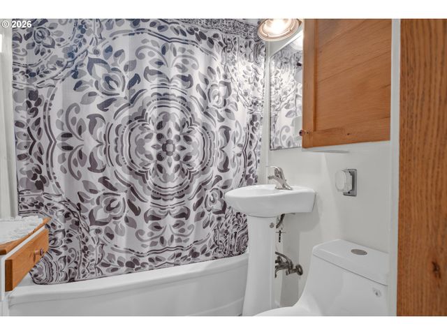 3390 BELL Ave, Eugene, OR 97402