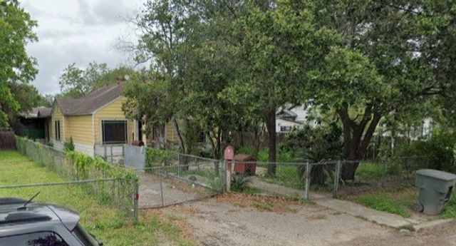 515 E 4th St, Alice, TX 78332