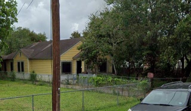 515 E 4th St, Alice, TX 78332