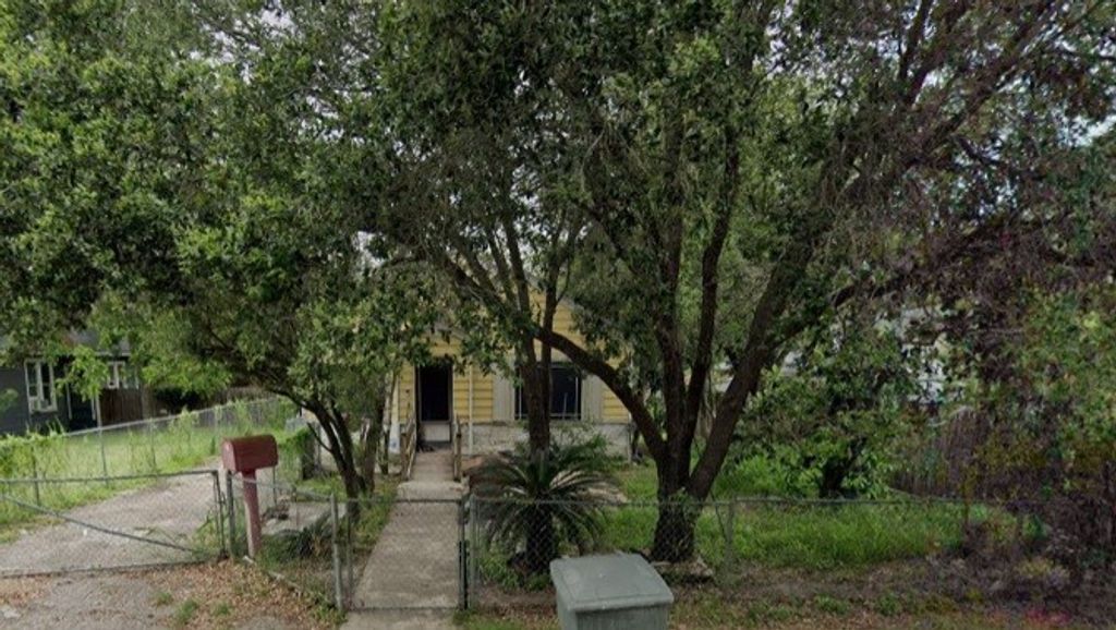 515 E 4th St, Alice, TX 78332