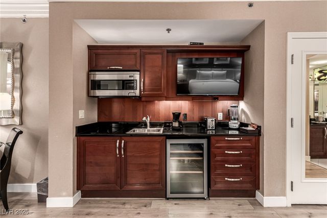 135 East Harmon Avenue 915, Las Vegas, NV 89109