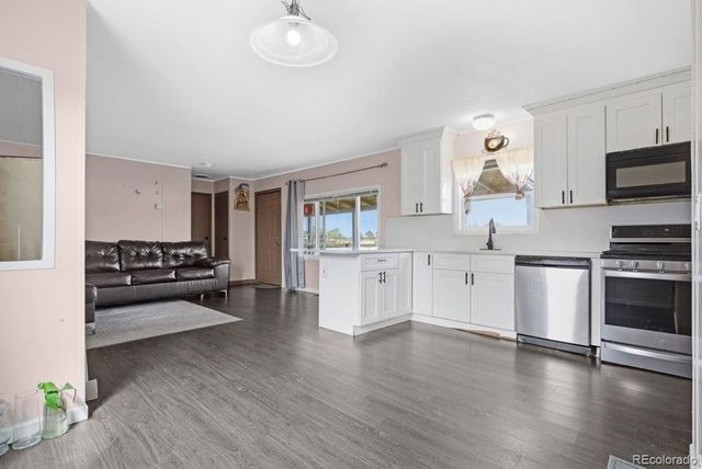 15814 colfax ave, Aurora, CO 80011