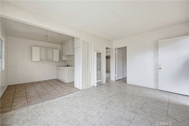 5914 S Hoover, Los Angeles, CA 90044