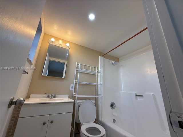 5168 NE 6th Avenue 407, Oakland Park, FL 33334
