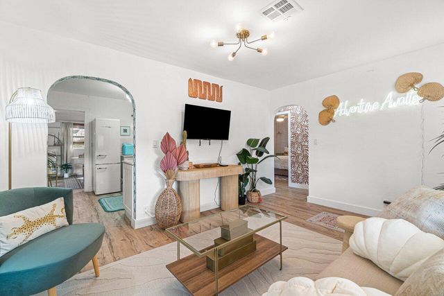 423 W Ocean Avenue, Lantana, FL 33462