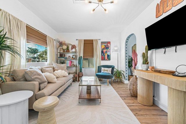 423 W Ocean Avenue, Lantana, FL 33462