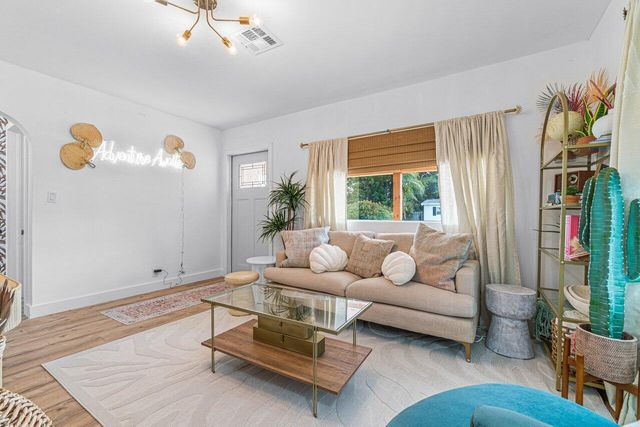 423 W Ocean Avenue, Lantana, FL 33462