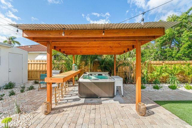 423 W Ocean Avenue, Lantana, FL 33462