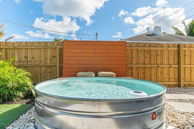 423 W Ocean Avenue, Lantana, FL 33462