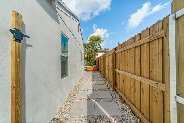 423 W Ocean Avenue, Lantana, FL 33462