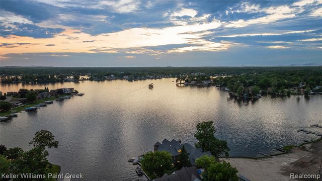 328 S Broadway Street, Lake Orion, MI 48362