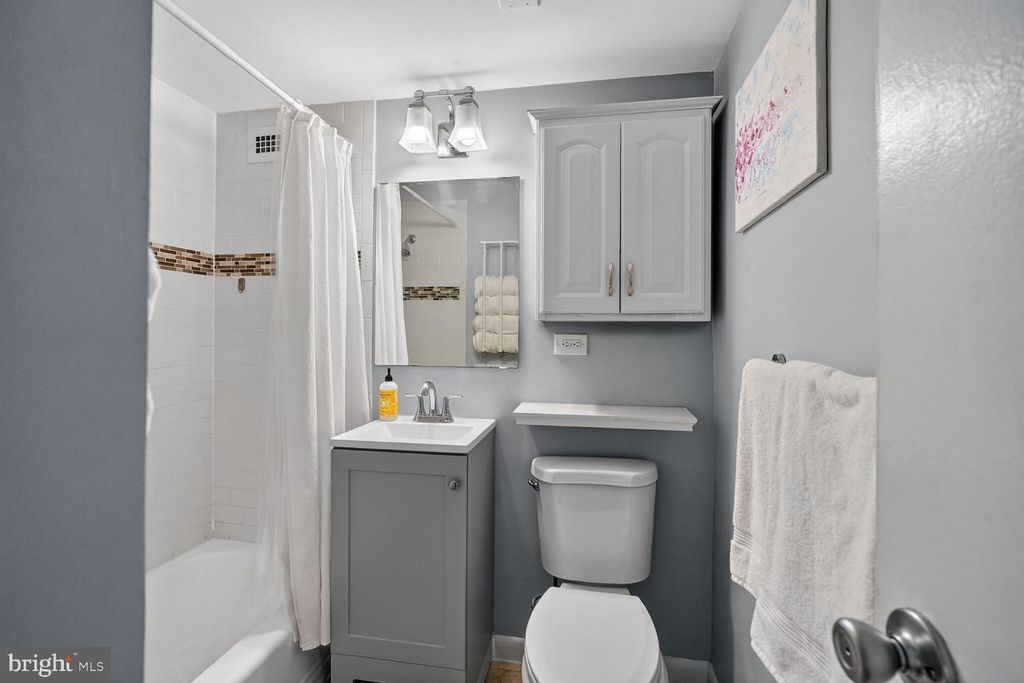 Image 10 of property listing at 1900 LYTTONSVILLE RD #1217, Silver Spring, MD 20910