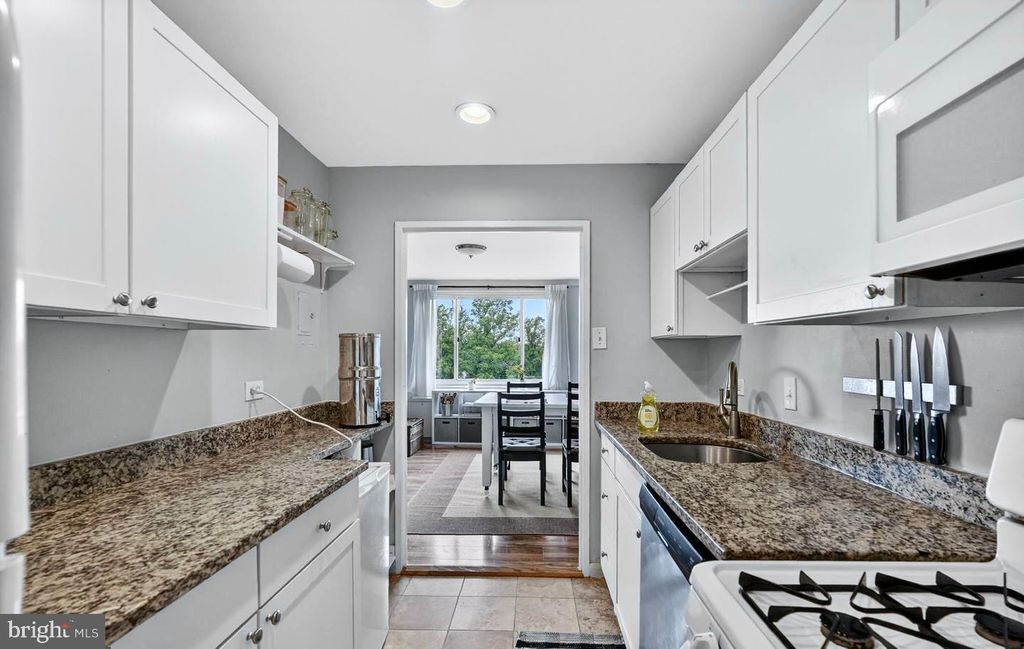 Image 11 of property listing at 1900 LYTTONSVILLE RD #1217, Silver Spring, MD 20910