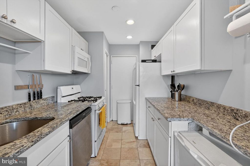 Image 12 of property listing at 1900 LYTTONSVILLE RD #1217, Silver Spring, MD 20910