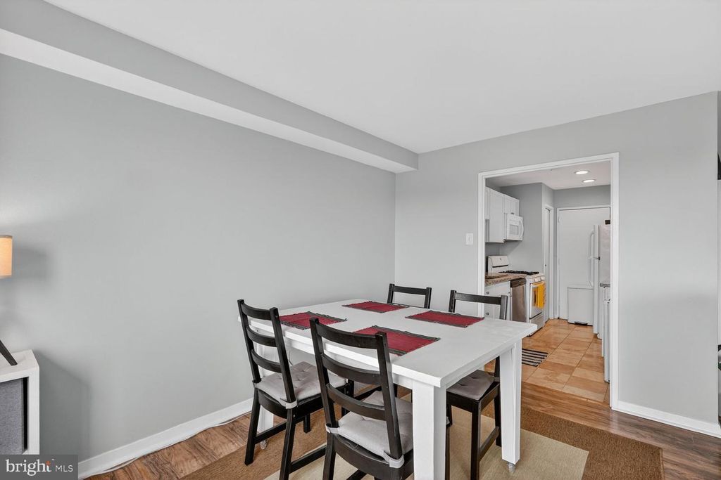 Image 7 of property listing at 1900 LYTTONSVILLE RD #1217, Silver Spring, MD 20910