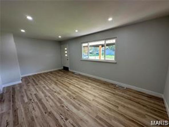 11093 Saturn Drive, Maryland Heights, MO 63043