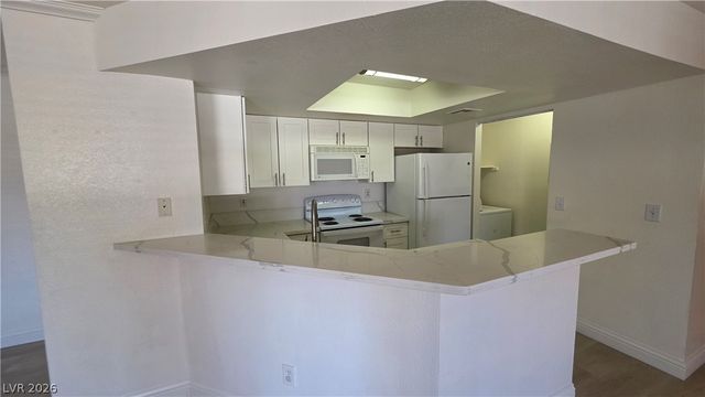8600 CHARLESTON Boulevard 2124, Las Vegas, NV 89145