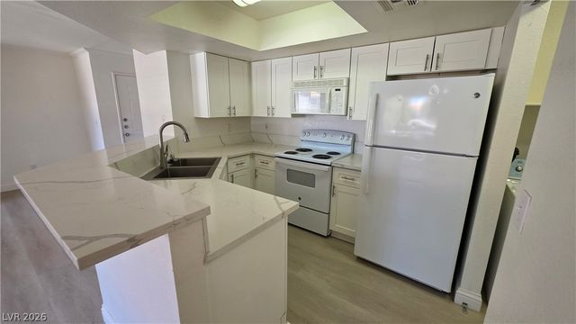8600 CHARLESTON Boulevard 2124, Las Vegas, NV 89145