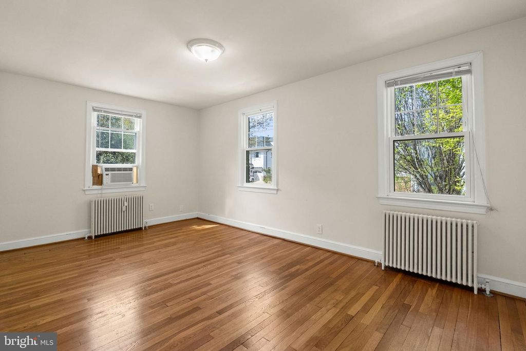 Image 10 of property listing at 8009 MAPLE RIDGE RD, Bethesda, MD 20814