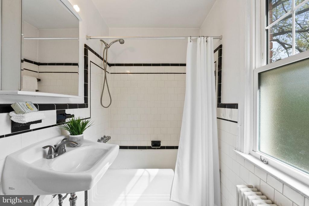 Image 13 of property listing at 8009 MAPLE RIDGE RD, Bethesda, MD 20814