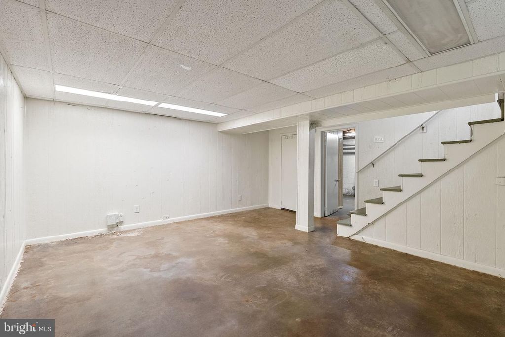 Image 14 of property listing at 8009 MAPLE RIDGE RD, Bethesda, MD 20814